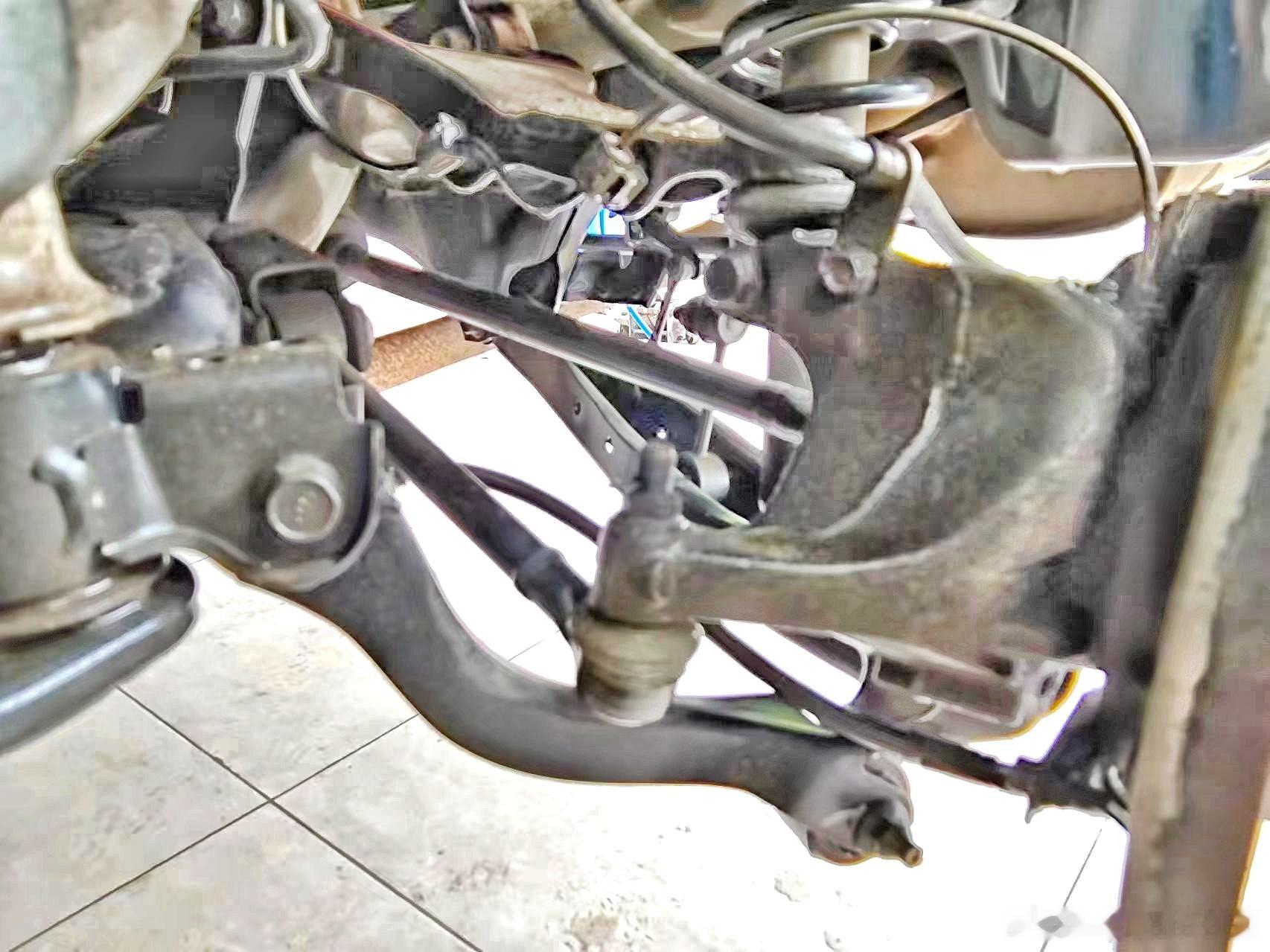 斯巴鲁的后腿吧。上A臂下3连杆。