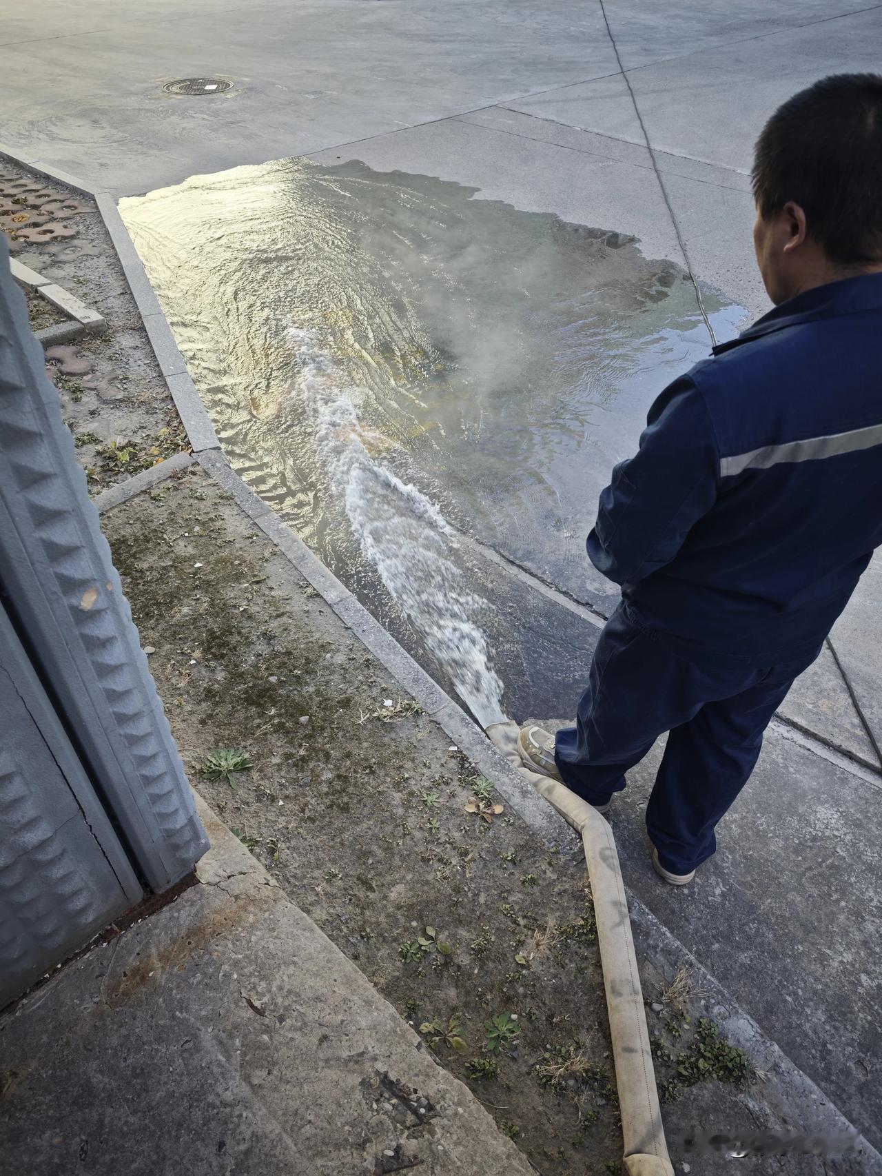 热力管道井有水，抽抽水。管道还泄露蒸汽，有安全检查还不能维修呢。听同事说，以