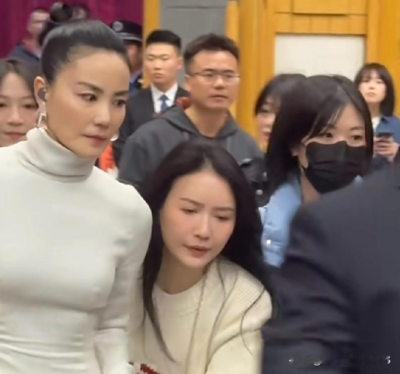 哎哟喂，我真服了这件衣服！左看右看，愣是没看懂王菲为啥要这么设计。咱普通人追求的