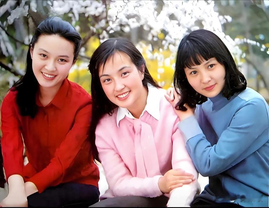 仔细看，中间的刘晓庆那时真漂亮，细眉飞扬，明眸善睐，秀韵多姿！右边是温婉如莲，有