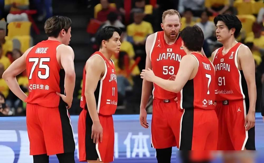 中国男篮20分惨败日本男篮，中国男篮需要大动作了涉及主帅+归化小外援！1.重新选帅男篮重头戏是世预赛