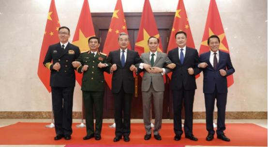 中越谈完越南高层兵分两路，连夜前往美国俄罗斯求援救急 越南高层跟中国谈完后，