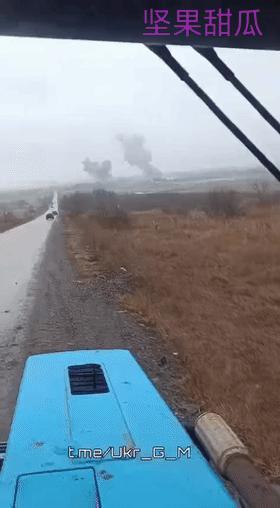 乌军被吓了一大跳，一名乌军在前线停车观看，俄军的苏34用FAB500制导套件铁炸