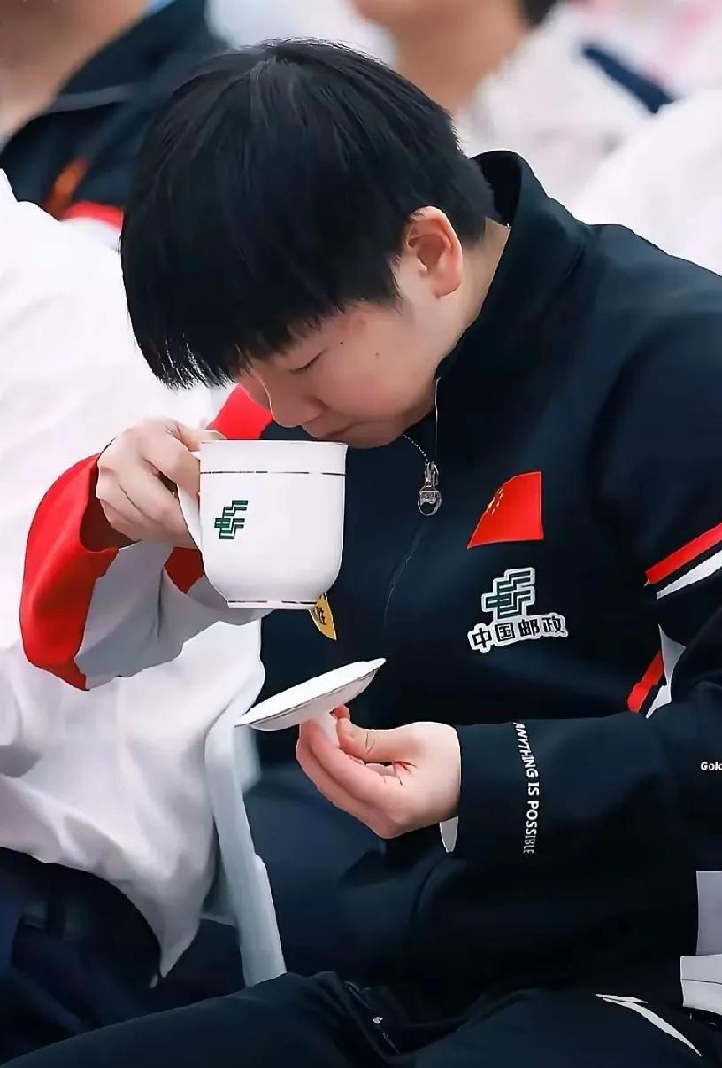 “莎局”上班啦！注意看她这喝茶动作，那叫一个标准，妥妥的体制内喝茶示范！孙