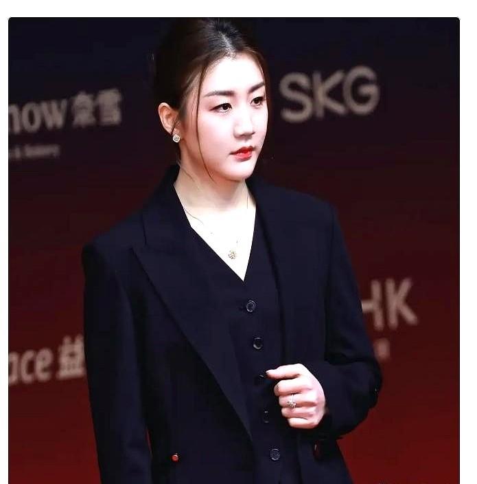 说实话，一开始真没看懂陈梦为啥要进娱乐圈。一个顶尖乒乓球运动员，跑去上综艺，图啥