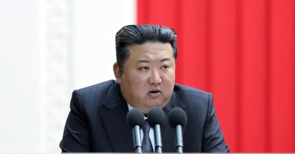 朝鲜驱逐舰下水发生侧翻的事故造船厂3名技术人员被拘留。事故调查组在24日向朝鲜劳