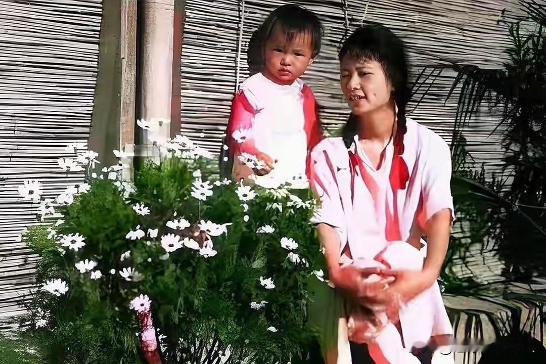 这是林徽因与女儿梁再冰早年的珍贵留影。画面中，梳着双辫的林徽因身着素衣，气质清