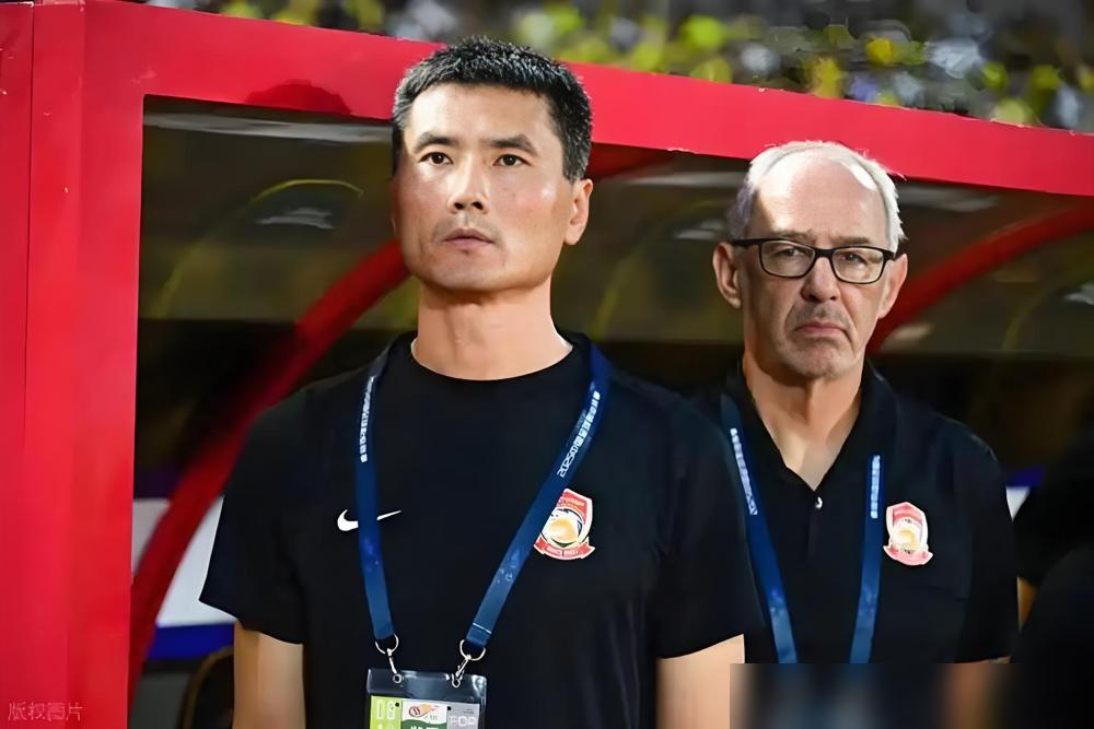 中国足球的时间病，又犯了！邵佳一想给新国足搞12月集训，结果，俱乐部踢亚冠到