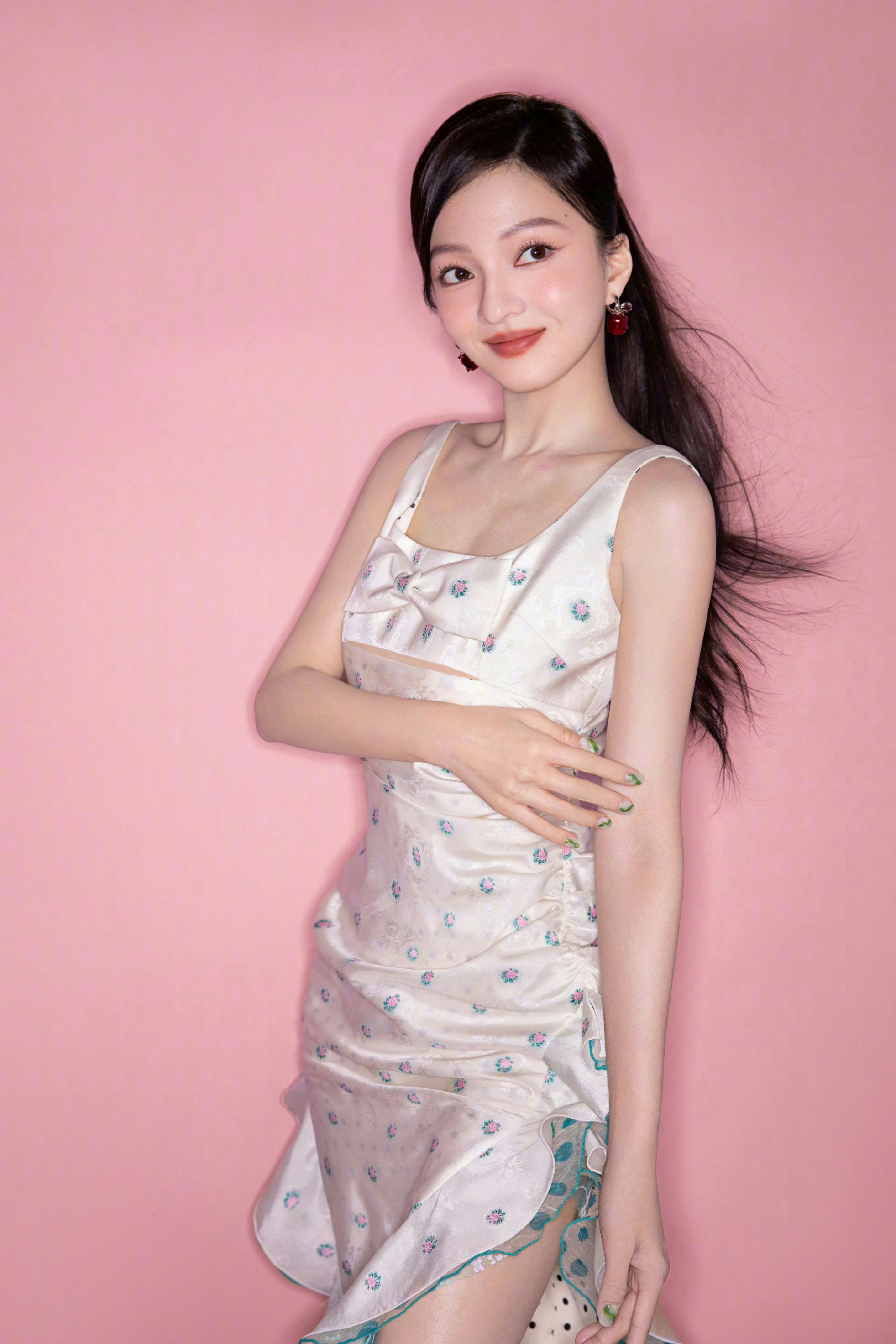 张韶涵，光脚美腿，青春的“少女感”满满。张韶涵