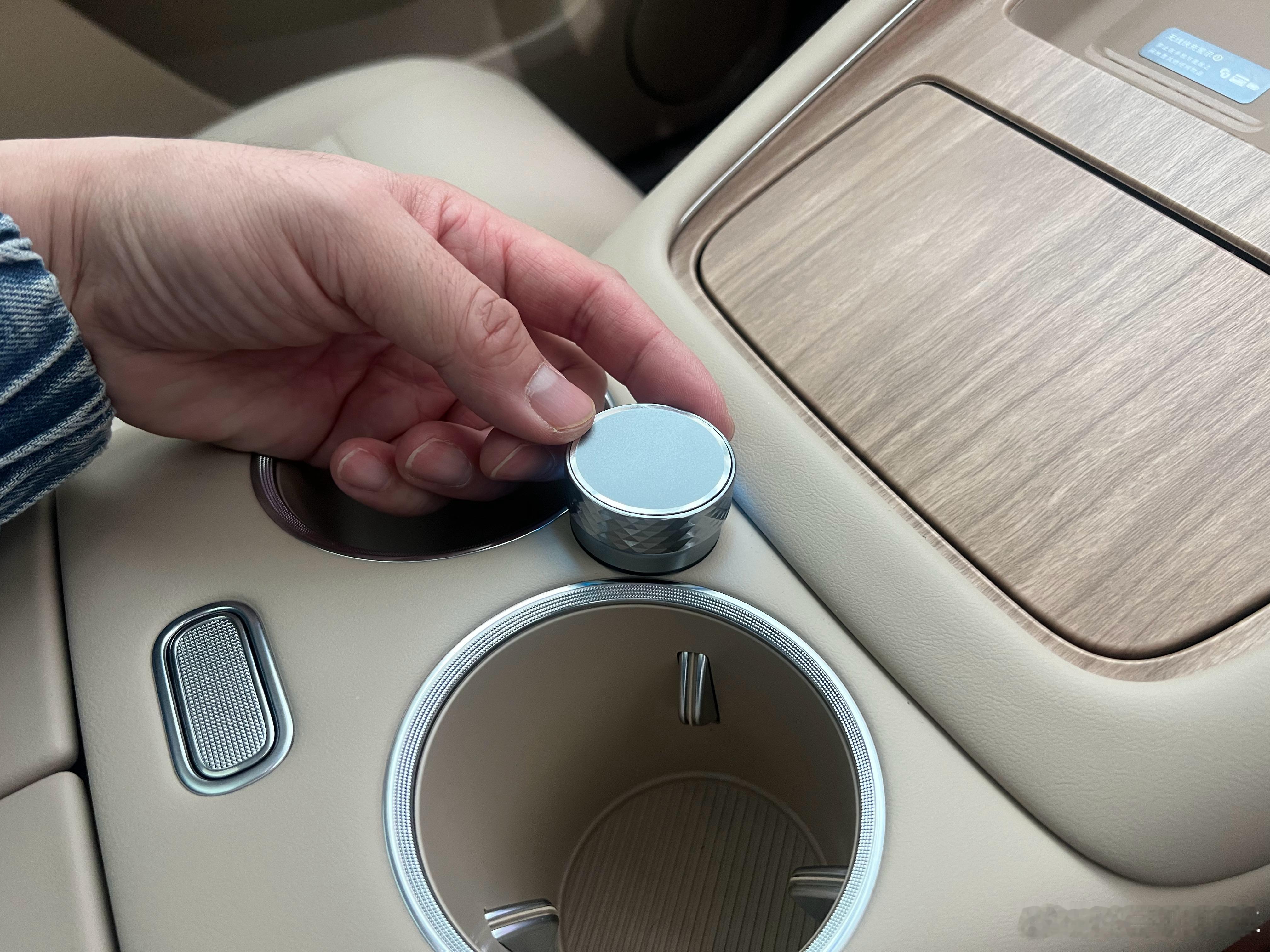 副驾（女朋友）到底需要什么？问界M6的设计师给出了一个点子，给她情绪价值。在M6