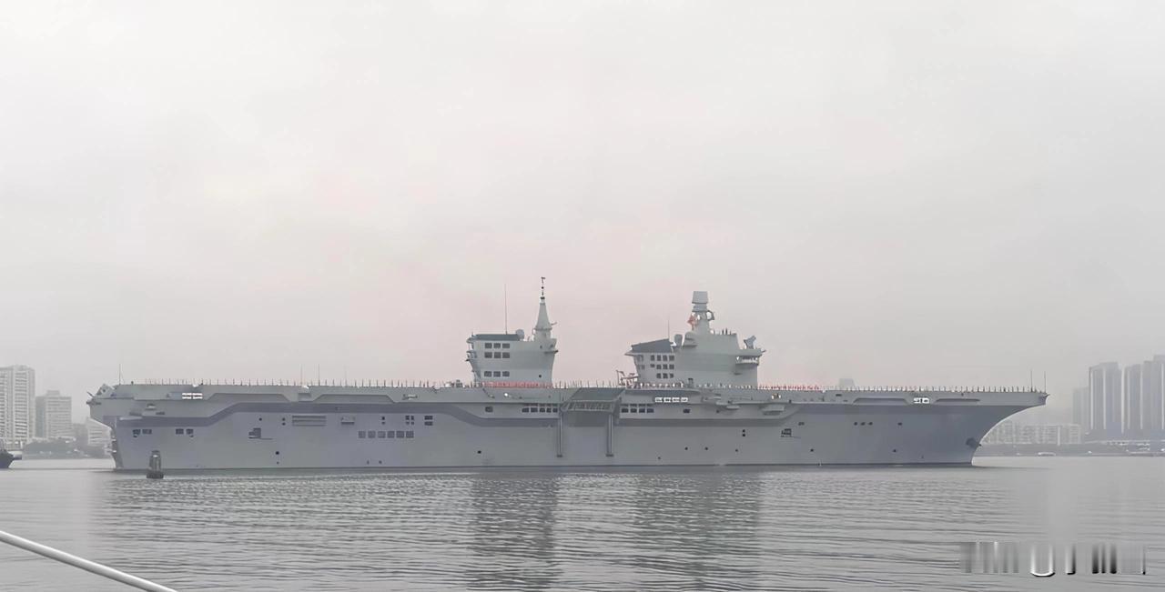 从严格意义上来讲，“四川”舰绝非两栖攻击那么简单，说它是“常务副航母”也过于保守