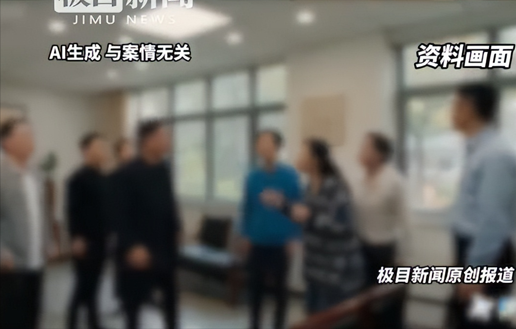 “乡下人，滚出去！”近日，上海地铁一男子因抢座失败，竟用三种语言切换辱骂乘客。即