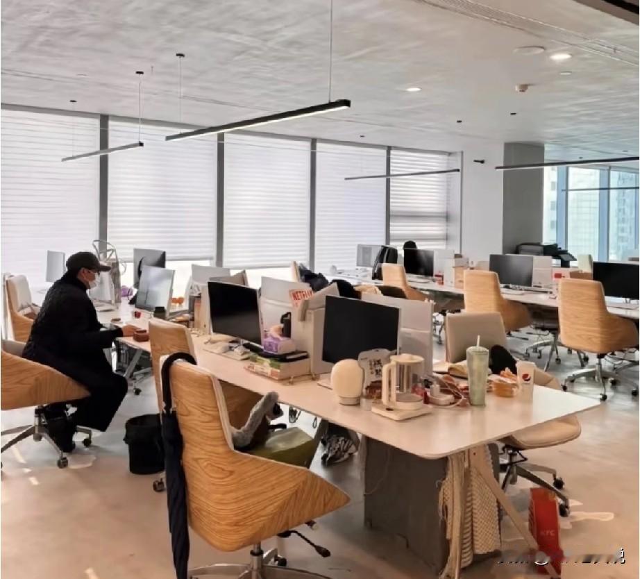 大家发现没有，这打工人真的是岁数越大，怕的越多[捂脸哭]一个年过40的同事说他现在