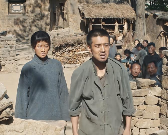 铁头会当着众人的面说他妈丢人现眼，要不是绣绣喊住他，他就打上了银子。没结婚就