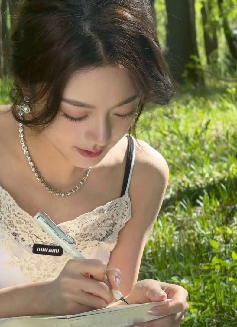 赵今麦赵今麦美貌引外网热议这个麦麦一直都是如此美貌，五官立体+脸型饱满，我要长