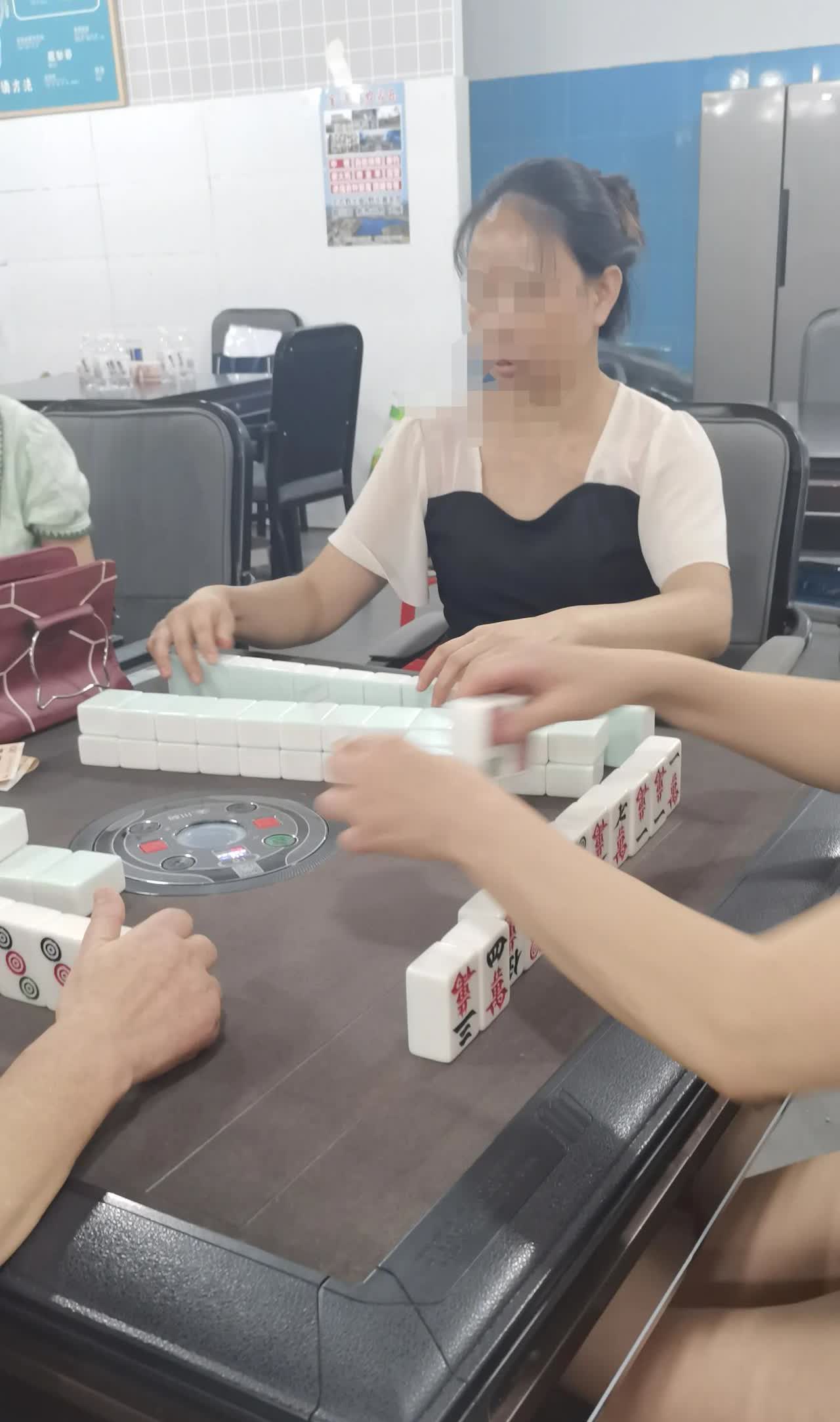 打麻将输钱后会不会后悔？后悔死了。今天大清早的就凑桌打麻将，上午就输了一千多
