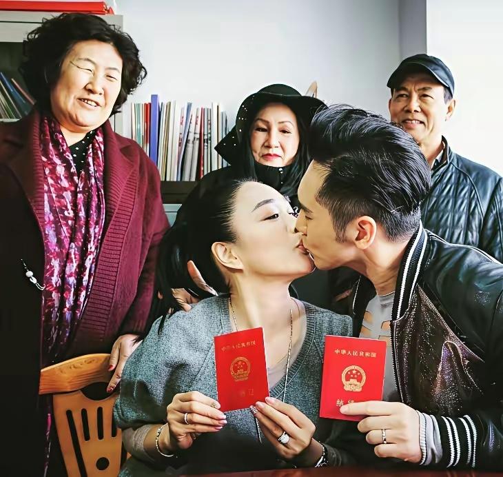 钟丽缇携婆婆越南过年，全家欢乐互动。婆婆性格开朗，虽传统山东人无孙辈略遗憾，但尊