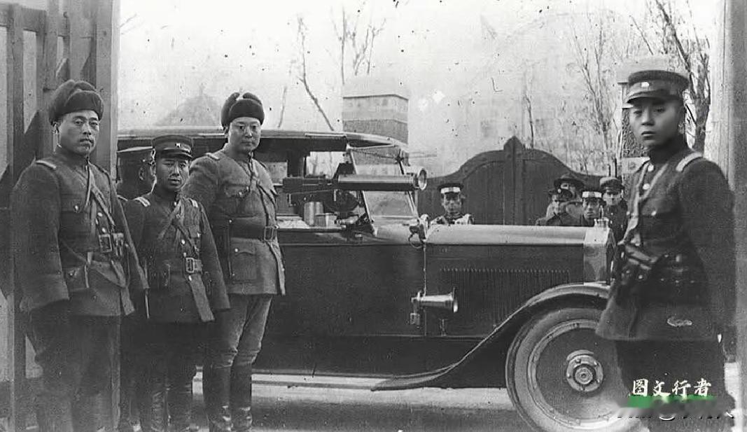 这是民国时期，张作霖在奉天大帅府门前的警卫和他的那辆独一无二的座驾。仅从外观上看