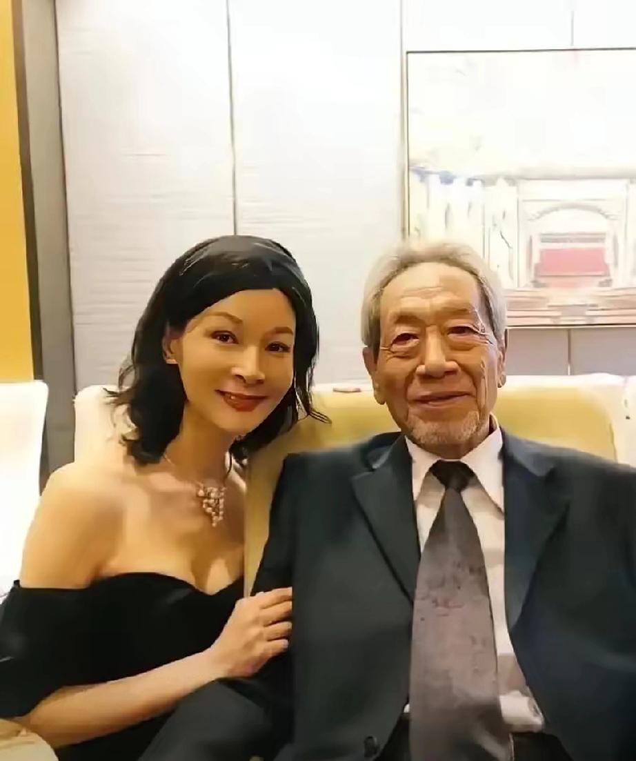 相差37岁的爷孙恋！30岁饶芯语倒追67岁王奎荣，现状让人唏嘘娱