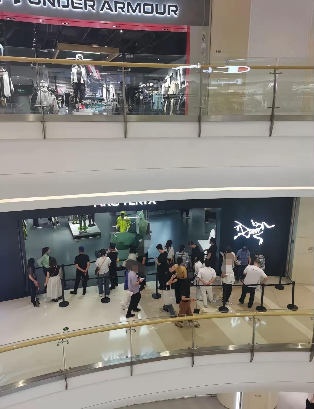 始祖鸟的惩罚终于来了！​因为蔡国强烟花秀事件，始祖鸟又被推到了风口浪尖。作为冲