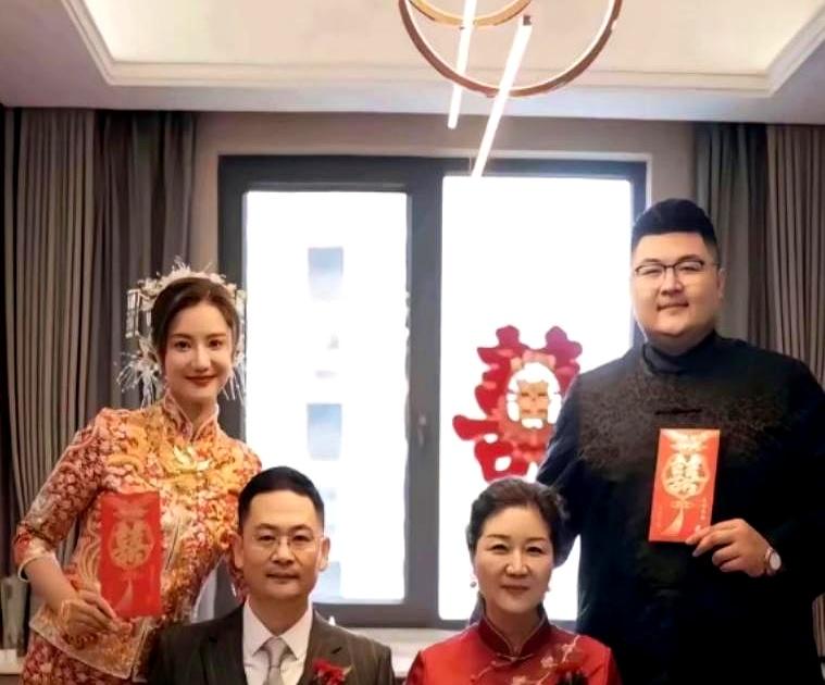 千万粉汽车博主猴哥离婚了。没撕X没财产大战，一碗面条吃完，三年婚姻散了。