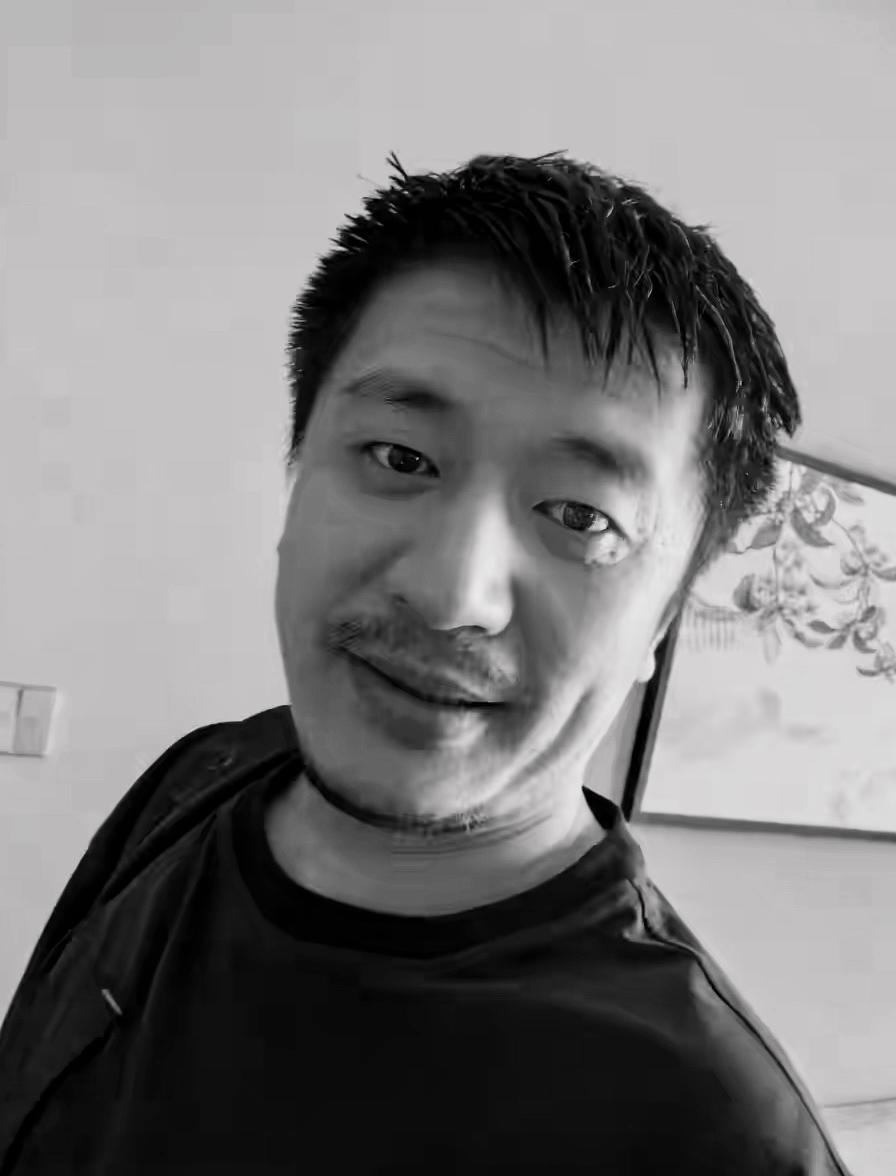 今天和几个朋友谈到张雪峰，有两个感慨：第一个是他从一开始都是以赚钱为目的的，尽