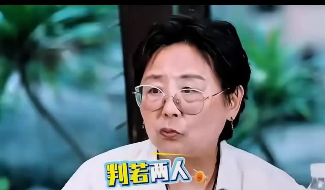 看得出黄圣依的妈妈邓传理有点生气、有点失望！这也是人之常情，毕竟亲力亲为