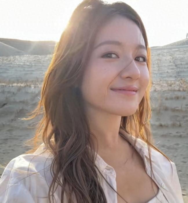 李兰迪一直被内娱低估的美貌李兰迪这组大片美得大气，浅瞳色的眼睛在光影下灵动又摄人