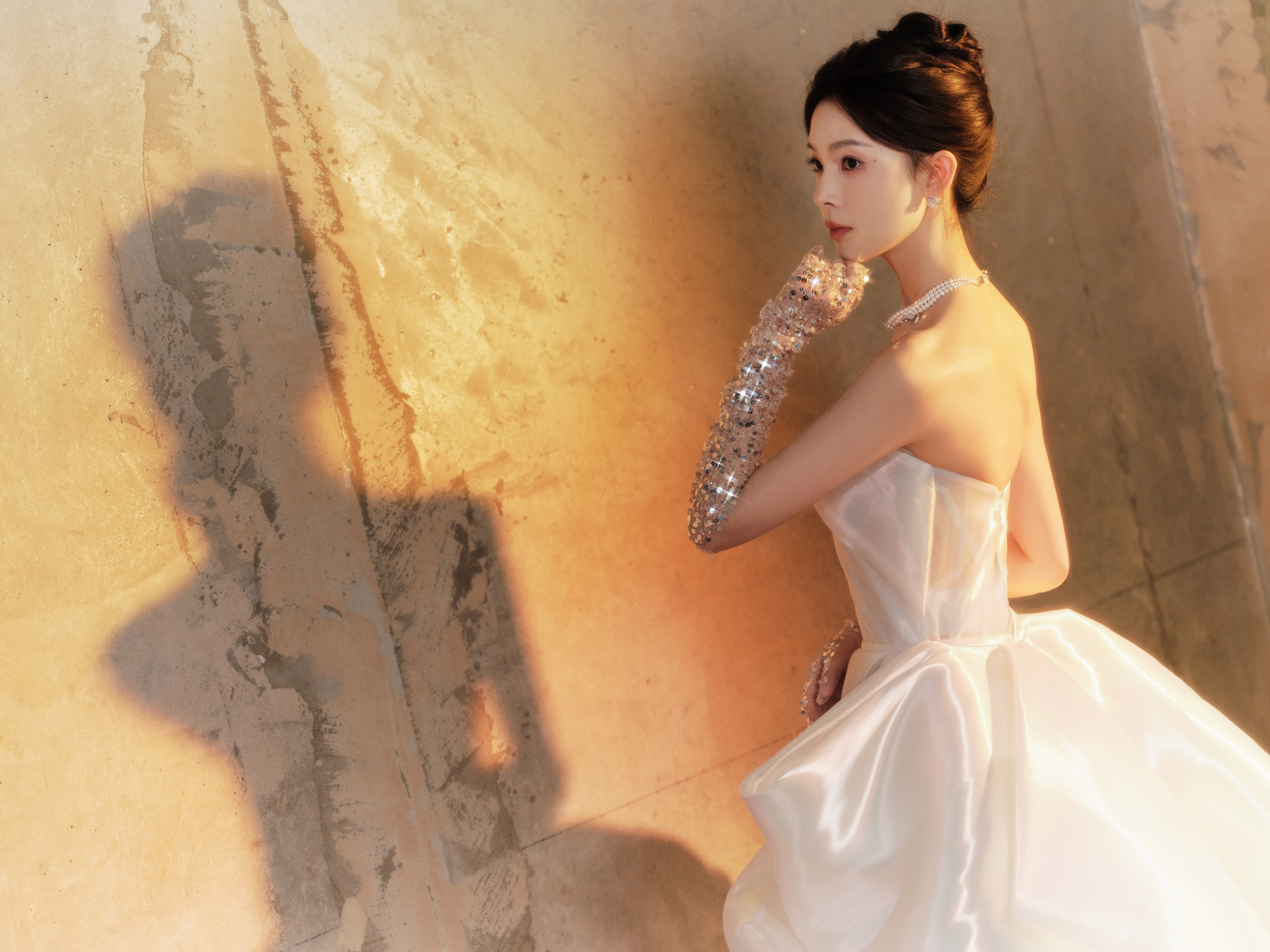 陈瑶从深海秘境而来的人鱼公主，一袭流光纱裙漾着幻彩鳞光，把童话的绮梦酿成现