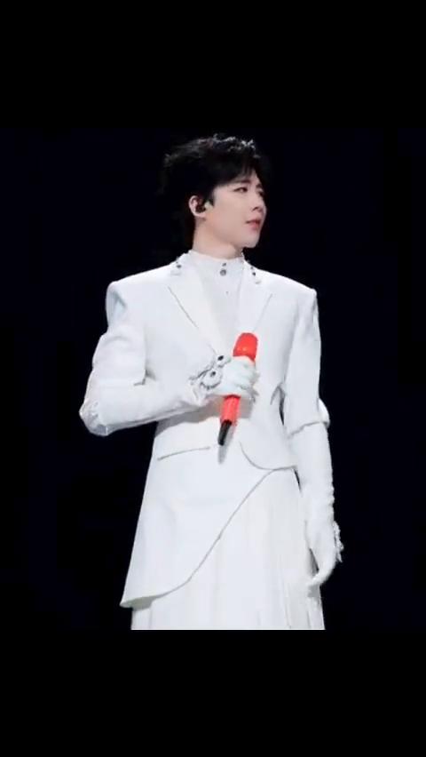 自诩周全，刘宇宁大连演唱会live直拍。不能找借口，明明知道我不会。