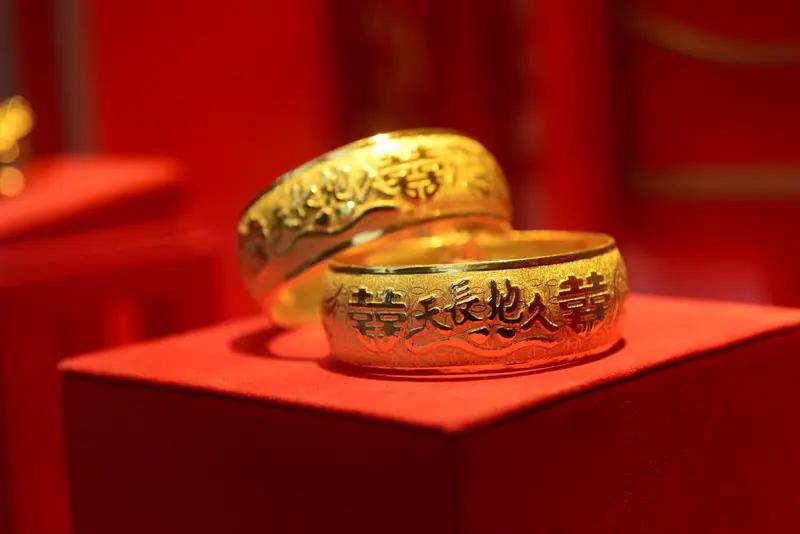 2月28日黄金这波涨价太疯狂了！北京姑娘何佳2月27日花8万多买了三条老铺黄金项