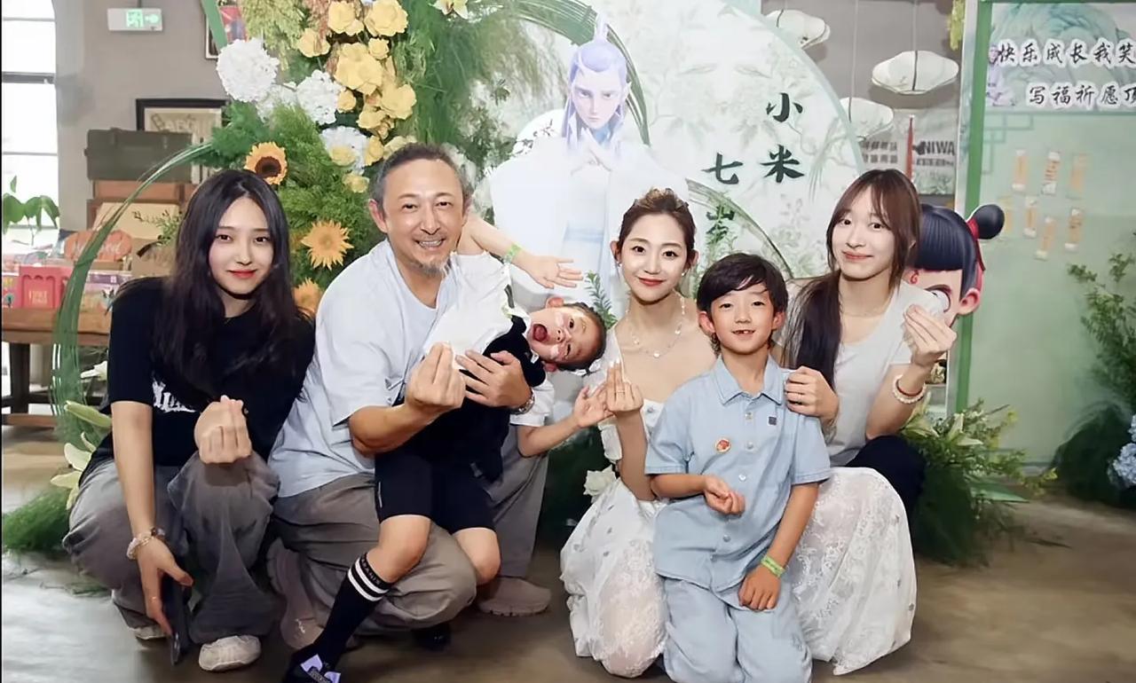 千惠跟三宝的儿子大米7岁生日拍摄的全家福里，旁边站着是三宝和前妻冯佳生的两个女儿