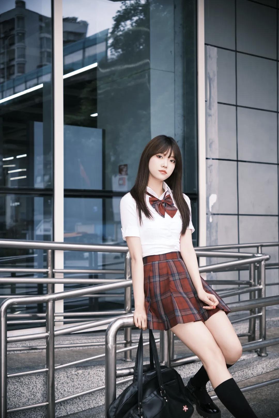 共享美人靓照人生感悟，或许是走在路上清纯甜美的样子漂亮吗分享唯美的美照