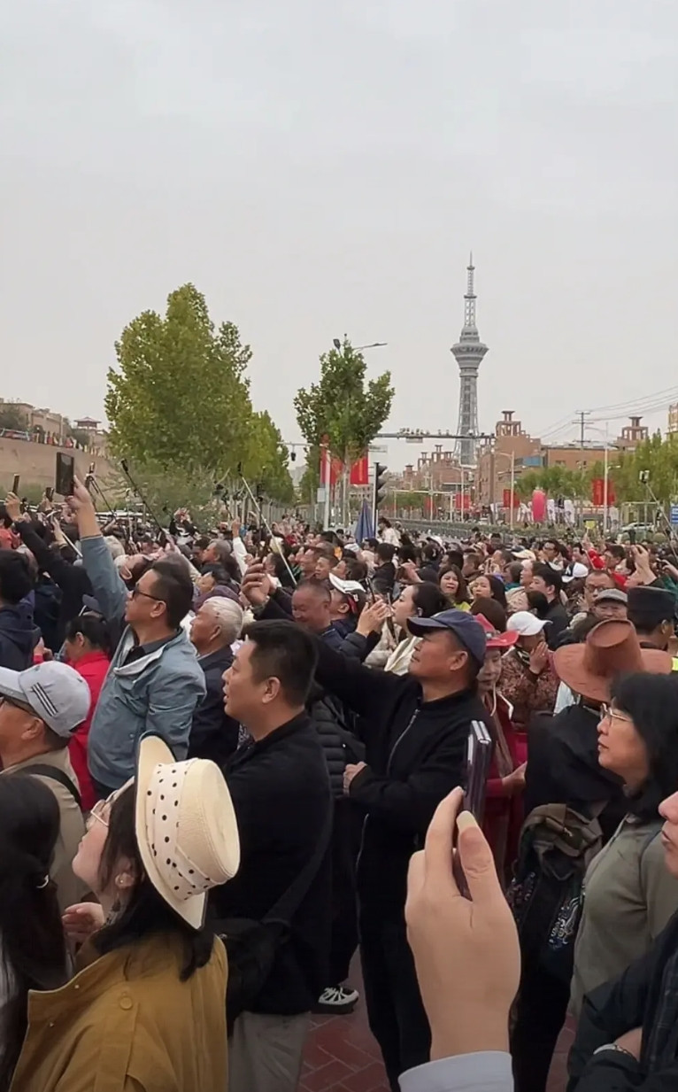 现在喀什的游客主力军主要是什么人群，只要看看每天喀什古城开城仪式的观众就知道，那