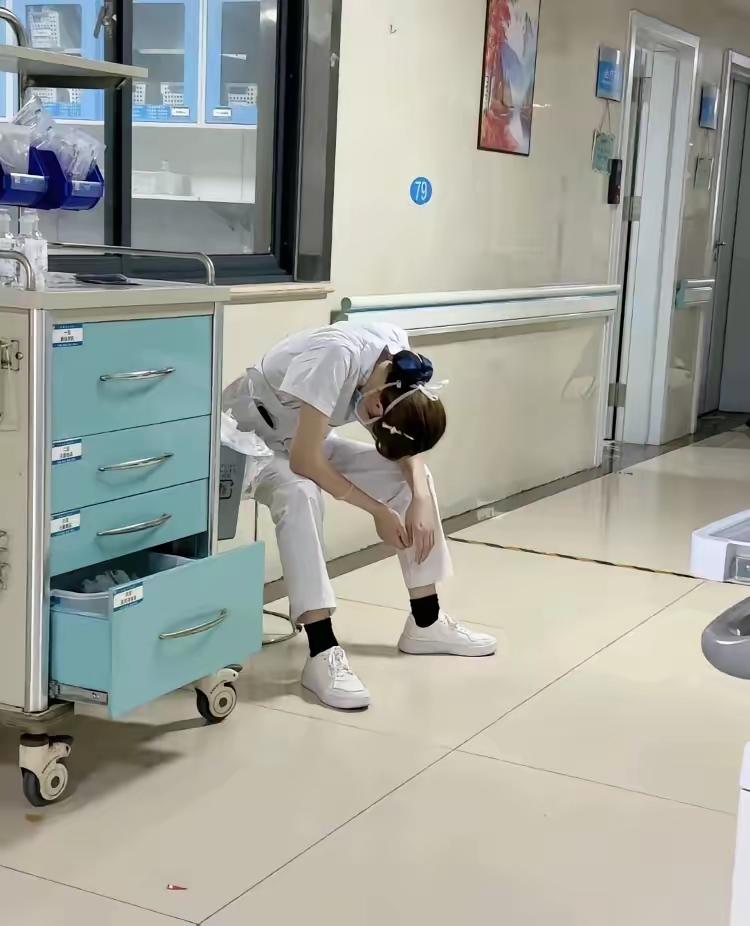 要问医院里面谁最辛苦，那应该是护士了。对于这一点，其实每个医院都一样，工作最杂