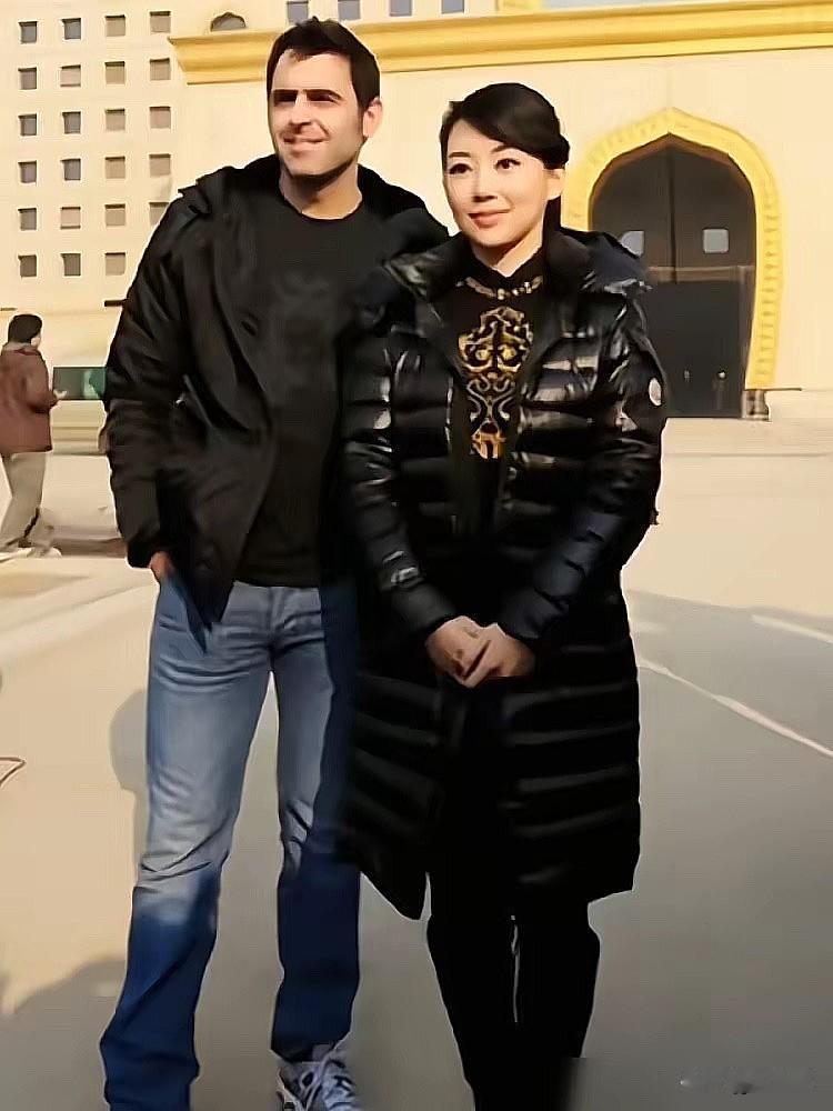 2013年底，身价千万英镑的奥沙利文跑到了山东兖州，接他的是潘晓婷。一个在英