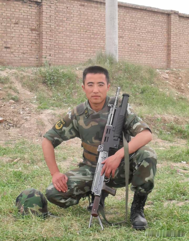 “八一杠自动步枪”竟然也配有榴弹发射器？相信大家都没有见过吧！其实这种榴弹发