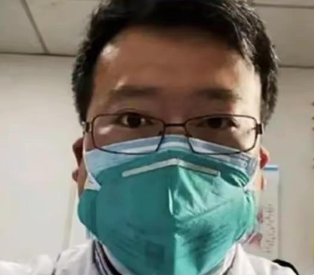 清明，敬献一束白菊。他离开六年了。那年他35岁，大儿子5岁，小儿子还没有出生