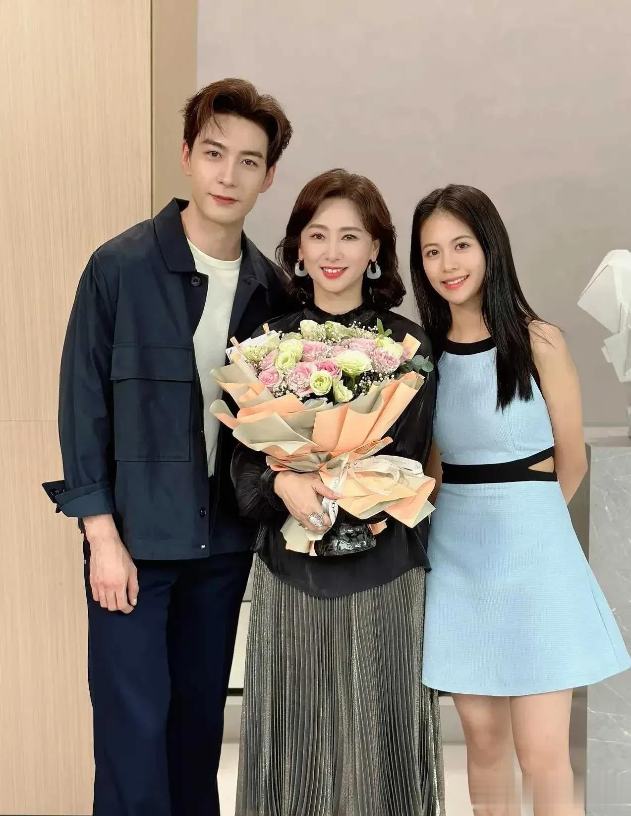 翁虹的女儿小水晶确实长得很漂亮，被誉为最美星二代。翁虹经常在自媒体晒出一家三口