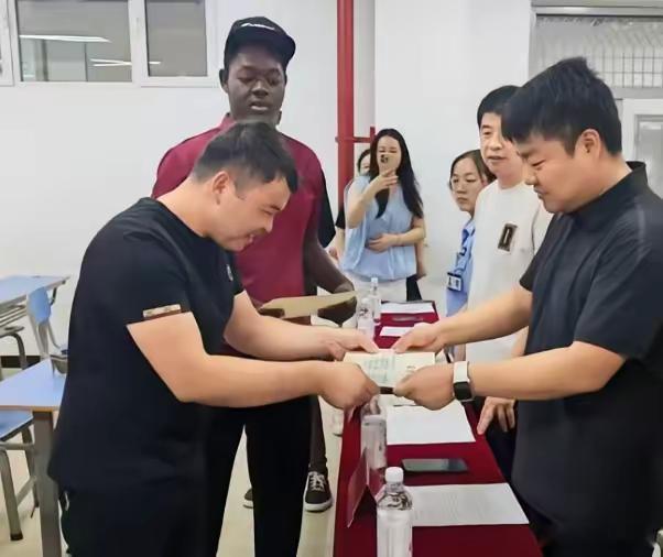 留学生赖着不走，学校还倒贴钱？这才是最大的问题​别的不说，换成中国学生试试？怕是