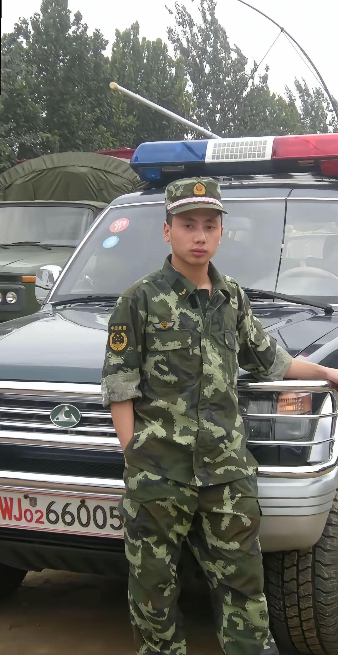 请问一下这位军人是什么级别，多大的领导