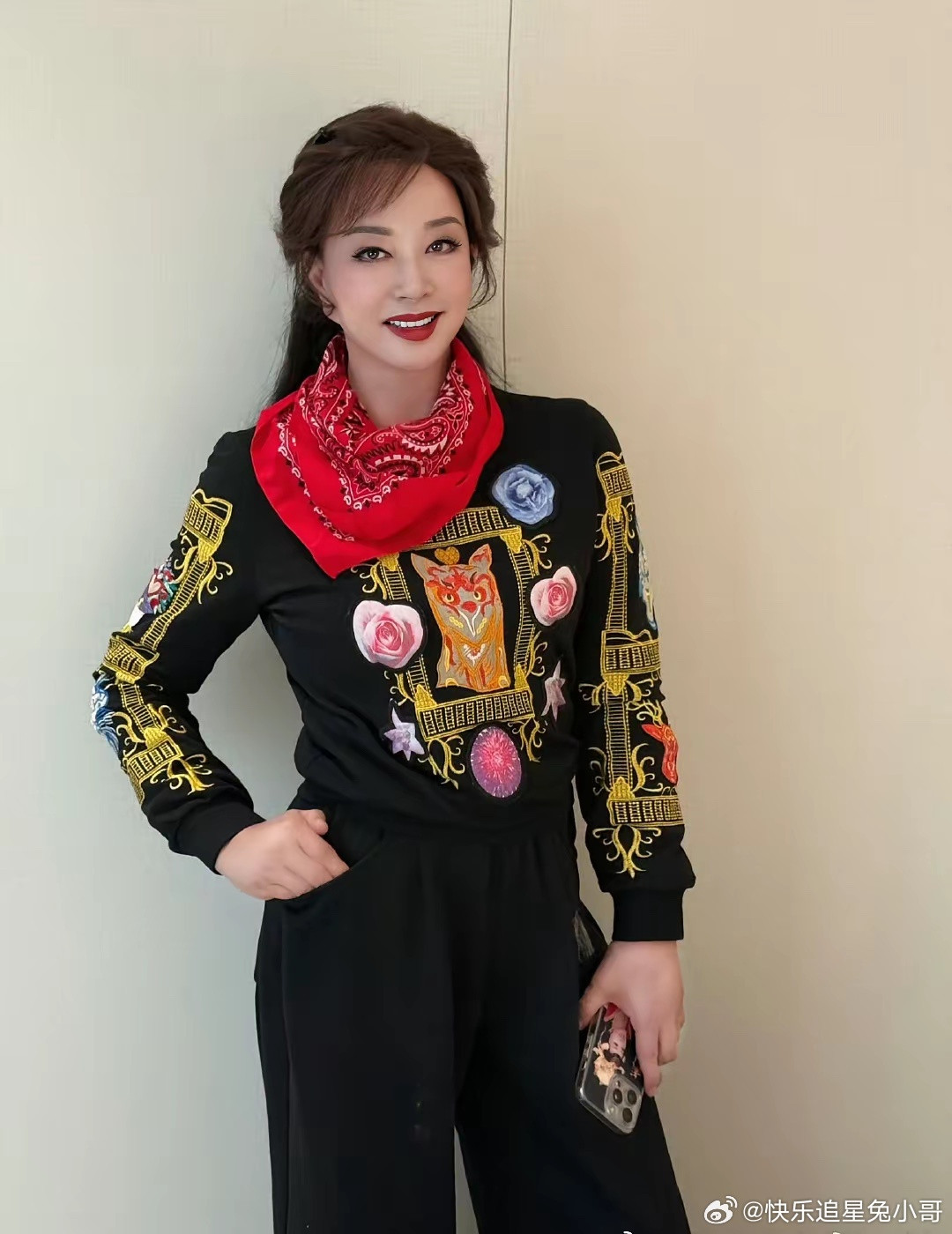 听说维多利亚20年不碰糖，可我觉得还不如大鱼大肉快80的晓庆姐保养的好！