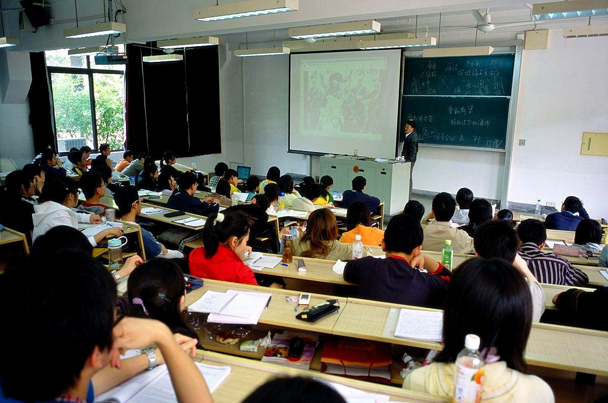 31年教龄，月薪2000，临退休被解聘。这故事，比电视剧还狗血。合同制教师，成了