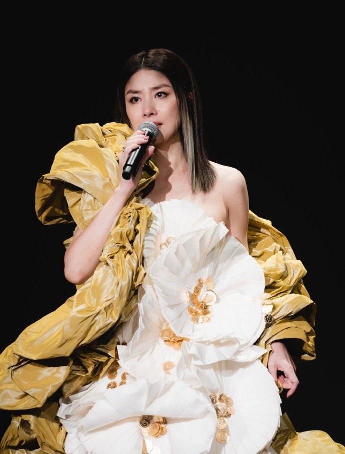 近日陈慧琳在红馆开唱，她这次搭配的很有潮流之美，气质也不错。陈慧琳里面穿了一件