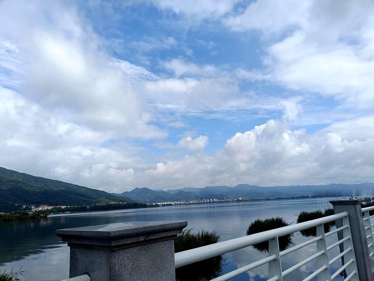 不懂球，但今年世界杯我只看佛得角。一个名不见经传的小国，却成了最大赢家。他们
