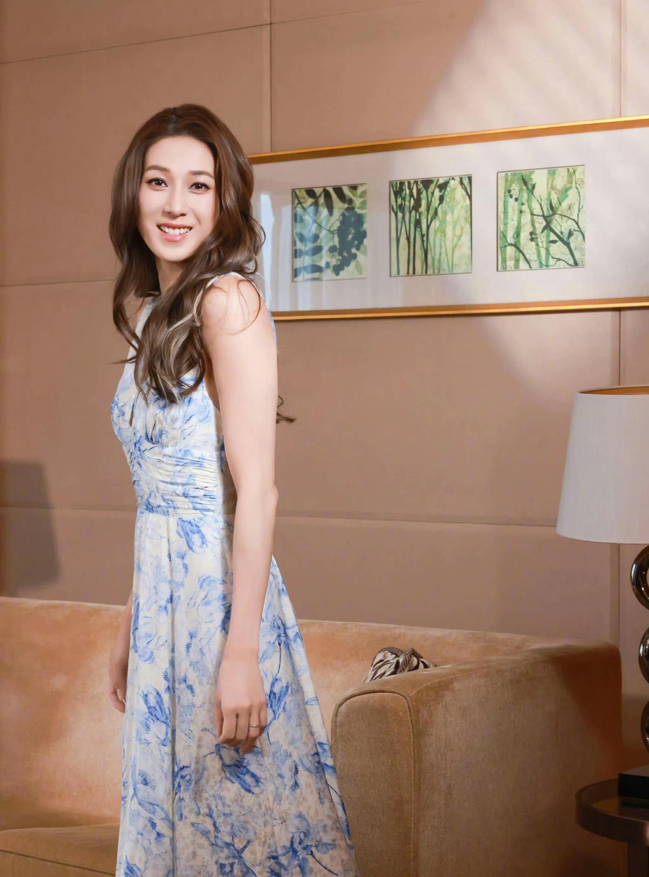 蓝白碎花裙似将春日花海裁入裙裾，白色吊带裙又如月光织就温柔，她笑意盈盈，像把阳光