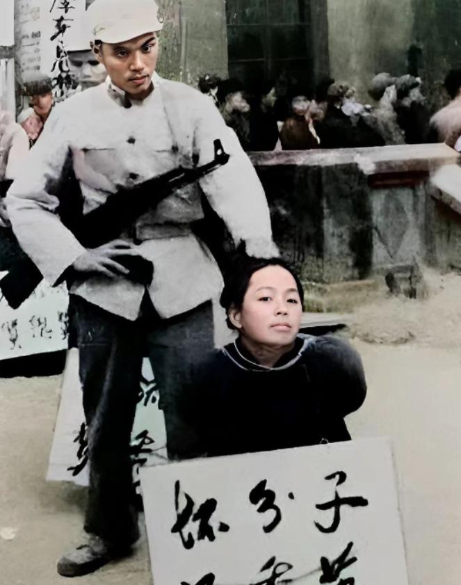 这张照片拍摄于1962年，地主婆吕秀英被处决前摄影师按下了快门。镜头里的她穿