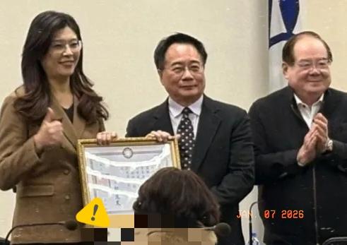 国民党主席郑丽文今天花了大约十分钟赞赏前“立委”蔡正元。郑丽文表示，最早认识蔡正