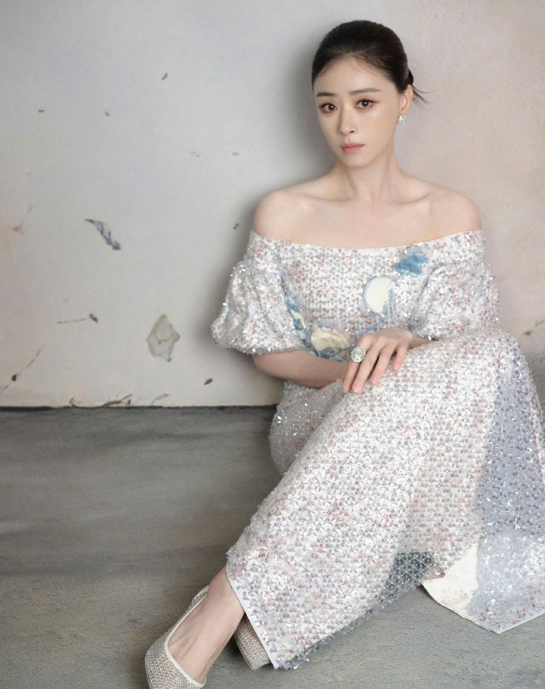 #娱乐##才发现蒋欣的头是真小啊#女明星活动同框视频流出，才发现蒋欣的头是真小，绝佳头身比太出众。单