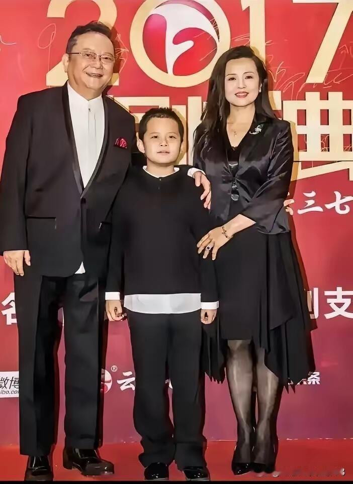 早些年王刚一家三口的合影，172身高的王刚老了之后身材也比较不错，站姿笔挺，没怎
